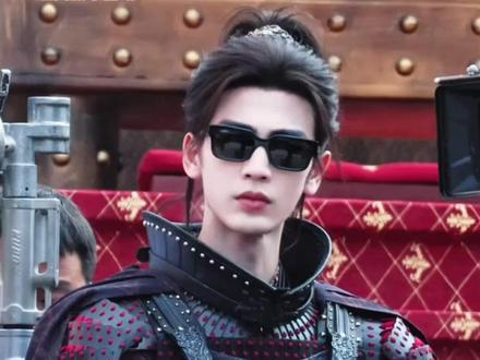 #张凌赫bking届的父亲 古人戴墨镜也太帅了吧#张凌赫 #归鸾 #娱乐评论大赏