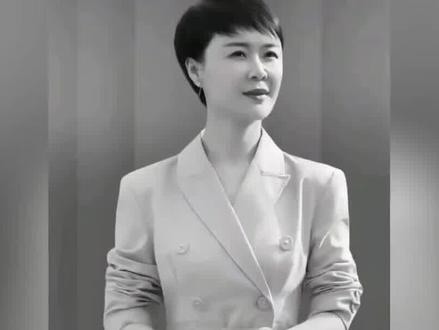 贺娇龙于2026年1月14日23时12分因伤抢救无效离世,年仅47岁,直接原因是工作拍摄时意外坠马致头部严重受伤,伤势过重救治无效。
关键经过
• 1月11日15时许,她在博乐市为农产品电商销售活动拍摄素材时意外坠马,头部重伤,送博州人民医院救治。
• 1月13日转入新疆医科大学第一附属医院重症救治,1月14日抢救无效离世#全网都知晓 #贺娇龙