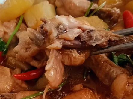 跟着偶像@宋晓峰 学做菜,铁锅炖鸡,味道杠杠的,好吃到爆,妈妈的味道,不过偶像的视频里没有放盐的步骤,我是放土豆时放的盐,出锅放的味精,东北炖菜一定要用大铁锅#铁锅炖 #美食教程 @DOU+小助手