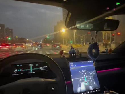 蔚来世界模型的人机共驾体验真的不错,目前新版本变道策略已经挺好的,但是这个人机共驾可以让我们随心所欲变道而不暂停辅助驾驶,大大提升了我们的通行效率。#蔚来 #蔚来世界模型 #蔚来智能驾驶 #Banyan330 #人机共驾