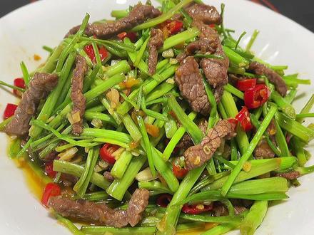 水芹菜清炒确实不太好吃,我今天这样炒的味道确实可以。值得一试👍#创作灵感 #五分钟懒人美食挑战 #在家做美食 #一日三餐人间烟火 #跟着抖音学做菜