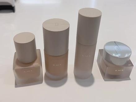 【rmk粉底四款的区别】
粉底液 从左到右价格
丝薄粉底液💰298
无玷粉底液💰358
持妆啫喱粉霜💰358
水凝光彩粉霜💰358#rmk粉底液