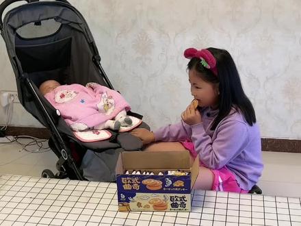 以前,大闺女问我,为什么姓董,我说因为我们都是公主!现在问我,为什么妹妹不姓董,我说因为你爸对你太好了,不能欺负他,公平一点,你们两个小棉袄一人跟一个姓……#母女 #姐妹 #宝妈 #曲奇饼干