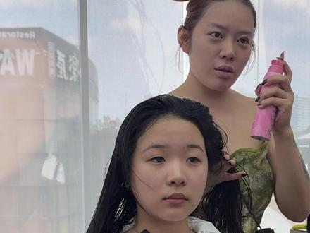 从新加坡专门过来新山找Vicky剪头发的妹妹 拿着网图就要剪V型高层次 直接说实话:单剪真的会翻车! 能做就做 不适合绝不硬做 不推销、不套路 0基础也能学会的夹板C型弯
搭配免洗护理 头发干枯毛躁全搞定 学生党、手残党都能轻松驾驭 找对发型师,真的少走很多弯路👍
#新加坡发型师 #新加坡理发店 #新加坡烫发 #新加坡染发 #新加坡Vicky