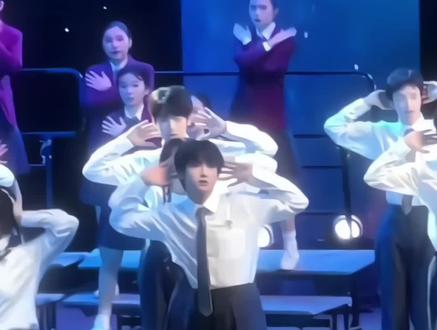 如果王橹杰是八中弟 那么他会把喜欢藏得天衣无缝 他会早上偷偷在校门口掐准时间只为和穆祉丞一起进入校园 每周一升国旗时 王橹杰会在人海捕捉穆祉丞的身影默不作声地和同学换位置只为更好地看见穆祉丞 学校文艺汇演时 会关注穆祉丞的节目只为默默在心里喊出那句“加油” 如果能一起演出 王橹杰会每个动作每处细节练到极致 如果能和穆祉丞说上几句话 留下一张简单的比着剪刀手的合照 就已足够庆幸
当穆祉丞出现王橹杰的眼神总不受控地看向穆祉丞 如果不小心对视 王橹杰会自作聪明地翻个白眼 来掩饰他那无处安放的喜欢 他不怕得不到回应 他怕的是如果穆祉丞知道这份喜欢会觉得不够干净 不够认真 所以舍不得让喜欢变成别人的议论点 舍不得用一点轻浮去触碰那份小心翼翼藏在心里的东西而穆祉丞会发现王橹杰对他的不一样 可能一开始会不理解 但绝不会轻视王橹杰的喜欢 穆祉丞会提出跟王橹杰做朋友 会在班门口倚在墙上等王橹杰下课 他们一起并肩走在下晚自习的校园里看路灯 聊着琐碎的日常 抱怨今天太累或不开心 一转头就能看见对方近在咫尺的脸 感受对方说话时睫毛震颤的弧度听对方说话时的轻声细语像潺潺流水一样缓缓的在心头荡出波纹 在某一天这样的时刻穆祉丞会直白的问王橹杰想去地方和学校 然后悄无声息的把王橹杰规划在了未来里#校园日常记录 #付穆 #橹穆