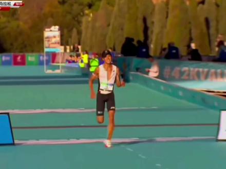 2025年瓦伦西亚马拉松,大迫杰以2小时4分54秒的成绩打破日本记录,再次成为日本马拉松一哥。这已经是他第三次打破日本记录,之前去美国参加俄勒冈计划,被日本人民骂叛国贼,回来之后打破日本记录可以说是打破了质疑,之后日本又开始求着他出书,这嘴脸也是很招笑了😅。最近李宁签约了大迫杰,各大媒体也都在暗示,但李宁官方也一直没明说(感觉可能跟最近中日的国际形势有关🤔),这次瓦伦西亚马拉松他更是作为一个日本人,穿着中国的李宁和高驰打破了日本的记录,也是很有戏剧性了。总之祝贺大迫杰再次打破日本记录。他明明可以靠颜值出圈,确偏偏要靠实力打破质疑,34岁的大迫杰依旧很帅,暴力前掌的跑姿还是太权威了。#瓦伦西亚马拉松#大迫杰#中长跑#跑步