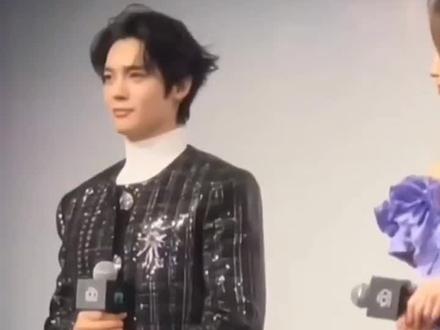 哇,神仙姐姐找他聊天呢!这小子激动坏了吧!#于适#刘亦菲#星愿#迪士尼