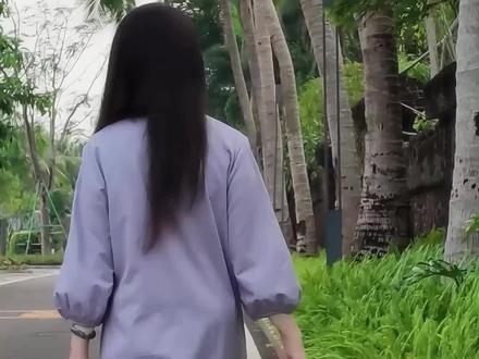 今天是小满节气,是二十四节气中的第八个节气。其实小满的“满”字有两层含义:第一是表示降水的增多,民间有谚语“小满小满,江河渐满”,指的是雨水之盈,是南方各地暴雨增多的开始;第二是与小麦相关,北方在这个节气降水比较少甚至无雨,“满”指的是小麦的饱满。足见小满节气南北差异之大。各位小伙伴们快来评论区留言,小满节气在你的家乡有没有特别的习俗,孟亚亚会选择最特别的一位朋友,送出签名节气剪纸~
🖌️主题书法:鲜云
🎵背景音乐:赵海洋《静静月色》
💄艺人妆发:崎辉
📷摄影摄像:承泽
👗艺人服装:生活在左
💻视频后期:孟庭苇工作室
#二十四节气 #传统文化#今日小满