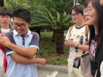 6月25日,湖北襄阳,高考708分学霸查分后,#清华北大招生老师现场抢人,北大还是清华?在线等挺急的!
