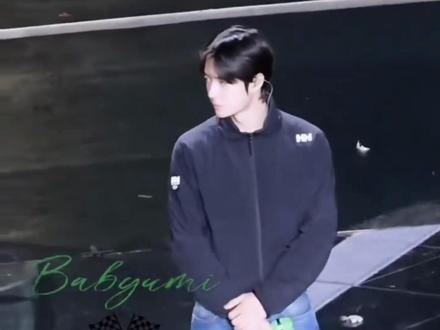 #王一博闪耀动起来春晚舞台TOP1#王一博#王一博2026年央视总台春晚# #王一博郭富城炸场#顶流之上还有王一博
王一博微信指数破2亿!岂止2亿,单词条突破2.61亿,如果综合王一博/一博则总计突破3亿,更不用说还有很多如啵啵,岩羊,法拉利等昵称 !
王一博全程全开麦表演,40秒暴风RAP以120BPM高速进行却气息稳如CD,高强度舞蹈动作零失误。这舞台是把“燃”字焊在肾上了吧!镜头根本追不上王一博的帅点——每个转身带起的风都像带着电流,和郭富城的舞台张力撞在一起,直接把现场气氛掀到天灵盖。
王一博 内娱真人版“六边形战士” 谁能不爱这种“能上山攀岩,能舞台炸场”的反差感王者!私下是沉迷户外的“探险博主”,不是在深山攀岩,就是在赛道飞驰,把热爱玩到极致;一上央视舞台,就秒变唱跳俱佳的“舞台王者”,从2021年春晚街舞“下台阶”,到2025年边唱歌边“爬山”,再到2026年马年春晚高台阶热舞,把户外基因融入舞台,每次都能玩出惊喜花样✨
既能在山野间挑战极限,又能在舞台上光芒万丈,这样业务能力满点、热爱永不停歇的王一博,谁看了不说一句“绝了”!
专业舞者点评王一博春晚舞蹈——本以为就是普通唱跳,结果这哥直接三大舞种无缝切换——Breaking、Hip-hop、Popping自由转换还带融合!这可是春晚直播啊!没有NG选项!!他居然在高台上蹦得跟装了弹簧一样!!说真的,中文舞曲不是不能洋气!关键看谁跳!王一博这段把Breaking的力道、Hip-hop的律动、Popping的肌肉控制全揉进唱跳里,还有精力处理歌词拖长的质感细节...这种舞台多来点!大家也能吃点好的!
王一博春晚舞台战报送达🏆
▪️舞台5.5小时播放量破亿
▪️春晚官博艺人舞台互动量破百万,断层领先
▪️王一博舞台话题24小时阅读量破28亿
▪️微指破亿
▪️油管春晚舞台播放量第一
▪️音源上线24小时内QQ音乐收藏破5万
▪️视频号单视频互动量破28万
▪️春晚官抖舞台表演相关互动量最高
▪️春晚小红书舞台视频互动值高
▪️世趋、泰趋名列前茅
▪️B站、抖、小红书、微博全平台高位rs
▪️小红书春晚搜索引擎分王一博大名板块……