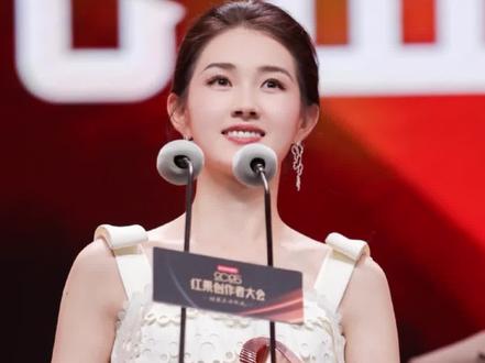 短剧实力派演员郭宇欣,以新中式造型拍摄杂志大片
#郭宇欣 #热点 #短剧演员 #新中式 #强烈推荐