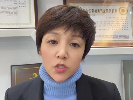 朋友们,你是不是也有个误解,觉得手里的中药秘方,只要拿到了批文备案,祖传秘方就能在所有渠道大卖特卖了?
今天必须给你说清楚:这个想法,很可能是个危险的误区!
记住一个核心逻辑:备案手续,首先解决的是产品的“合法身份”问题,它是张入场券
有了批文,意味着你的产品可以合法生产了,告别了“三无产品”。这当然是关键的第一步。但你想把它卖出去,想进入不同的销售渠道,
对产品的“字号”和手续要求,是天差地别的!
简单来说:
· 你想进医院、药店,作为药品来销售,那必须得是经过最严格临床试验的 “国药准字” 。
· 你的产品如果想体现功效 ,那该做什么字号?推荐外用健字号,保健用品号,可以提现功效或者病症,但是不能进入医院,可在养生馆,理疗店,美容管,线上渠道更容易推广
所以,备案成功只是让你拿到了入市的资格。真正想在市场上赢,靠的是什么?
是铁打的三要素:手续、效果、资源,三者缺一不可!
· 手续是底线,保证你别被罚下场。
· 效果是根本,产品没效果,口碑起不来,一切都是零。
· 而资源是引擎,你有没有渠道关系、运营团队、推广资金,决定了你的产品能不能被更多人看到。
如果你有秘方存在批号申请,委托生产,贴牌代工的难题,请评论区留言