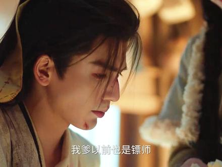 从主动请罚,到被动受罚,剧版《逐玉》居然删改了原著谢征最疯也是最爱长玉的名场面?这108鞭对于谢征而言,是他爱上“仇人之女”的赎罪,更是他没办法割舍掉和樊长玉的感情的证明,犹如溺水之人遇到了浮木。而邓凯对齐旻“弑母”的解读,更是彰显了齐旻的自毁倾向,结局的生死之隔,与if线的有缘无分,绝对是不齐而俞的升华,齐旻死在了浅浅真的爱上他的时候,也终于学会了如何爱人。#张凌赫 #田曦薇 #邓凯 #逐玉 #了不起的精讲团