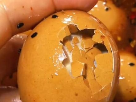看完这个视频大家都知道活珠子里面的辣椒是怎么放进去的了 #活珠子 #家乡美食
