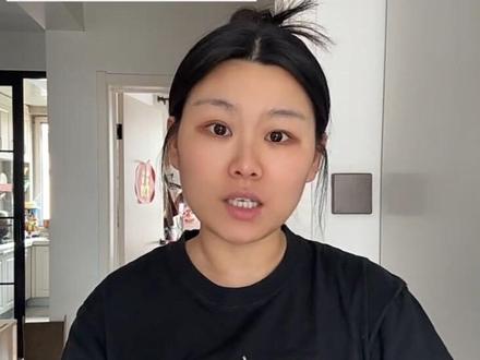 昨天那个视频发出去以后,晚上回来看完以后,我非常的愤怒,而且非常不理解。有非常多不友好的评论,还有非常非常多不友好的私信。只有寥寥几条能懂得我玩的这个梗给我评论:chovy,裤子给我选好了呀,看到这种评论的时候我才觉得我这个视频走向是正常的,但是只是寥寥几条而已,剩下大多数。都是非常不好的言论。其实我心里真的是挺难受的。因为我总是会用一个美好的眼光去看待这个世界。但是突然出现了这么一批人,我不知道该怎么去形容这种感觉。我也不知道该怎么去说。关键是所有的不友好评论全部都是来自于男性。网络真的不是法外之地。包括有些人给我的私信。看完以后非常令人作呕。我只是单独挂出来两条而已。我真的非常不理解为什么会这样,怎么会有这么多这种人的存在。希望所有女孩都不会收到这样的私信和评论。如果真的遇到要一定要好好保护自己,绝不姑息。#女性力量