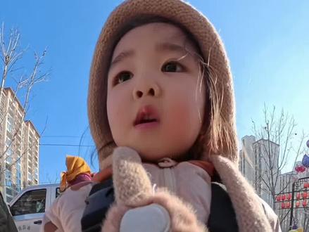 三岁小桐桐赶大集😊要买就买,最好的😂#vlog百亿流量扶持计划 #爱赶集的小女孩 #爸爸带娃赶大集 #人类幼崽 #亲子互动