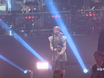 分享一个《火影忍者》-《鸣人主题曲》交响乐现场版
《火影忍者》主题曲《Naruto Main Theme》
《火影忍者》(岸本齐史)此生最爱日漫没有之一,主题曲
《Naruto Main Theme》绝对是是许多人伴随心中青春热血的代表。
日本作曲家高梨康治创作,极其独特的音乐风格为《火影忍者》注入了火之灵魂。还融合了传统日本乐器和现代电子音乐元素,打造出一种既古老又现代的音乐风格 。我想这辈子,这种让我热血沸腾的动漫也只有火影了。不仅仅能感受到交响乐震撼,还能感受到古典音乐的独特,特别是伴唱团“吼哈”的人声,加上尺八声一出 ,瞬间又把我拉回到十多年前第一次看火影的时候! #火影忍者音乐