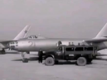 我们海军航空兵的反舰能力最早来自于这款机型,苏联时代的伊尔28轰炸机,我们称呼它为轰五,三人制机组,尾部带有航炮,机腹下可以挂载一枚火箭助推航空鱼雷,海上低空突击时空投鱼雷击毁目标,不知道现在还有多少人记得它#航空 #飞机 #战斗机 #老鹰航空 #鹰哥带你学飞行