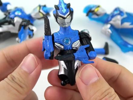 罗布奥特曼拼装人偶对战怪兽奇趣蛋