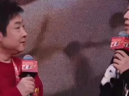 冷知识,谢霆锋比乔杉大4岁。微博之夜,乔杉斜眼看谢霆锋
#微博之夜 #谢霆锋 #乔杉 #洗浴之王 #谢霆锋乔杉