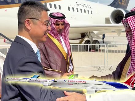 中国商飞首秀迪拜航展,C919/C909闪耀中东 11月17日,迪拜航展在阿联酋迪拜阿勒马克图姆国际机场拉开帷幕,C919飞机和C909公务机亮相航展现场。
这是中国商飞公司首次参加迪拜航展,在航展现场的静态展示区,中国南方航空的C919飞机和中国商飞公司的C909公务机同台登场。
南航C919飞机采用164座三舱布局,内饰采用最新的“国风清雅、沐光而行”东方美学设计主题。
C909公务机舱内空间宽敞舒适,可灵活设置休息区、会客区、会议区、就餐区等功能布局,提供12至29座配置方案,能够满足客户多样化出行需求。
此外,中国商飞公司的1架C919飞机将进行飞行表演,向公众展示C919飞机的卓越风采。
展馆内,中国商飞公司展出了全谱系飞机模型,包括C909、C919和C929基本型,C909公务机、医疗机、应急救援指挥机、灭火机、货机,以及C919缩短型和加长型,以多样化产品满足全球航空市场各类需求。
C909飞机载客78-97座,航程2225-3700公里,具有良好的短窄跑道、高温、高原等机场起降性能和抗侧风能力,已向国内外客户交付170余架,开通790余条航线,并已在东南亚地区投入航线运营。C919飞机载客158-192座,航程4075-5555公里,已交付26架,开通30余条航线。C929飞机航程约12000公里,基本型座级为280座,研制工作正在稳步推进。
#中国商飞
#迪拜航展
#C909
#C919
#C929