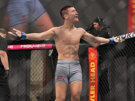 @达尔米思 哈萨克 地面压制!裸绞拿下!顺利晋级!#UFC精英之路