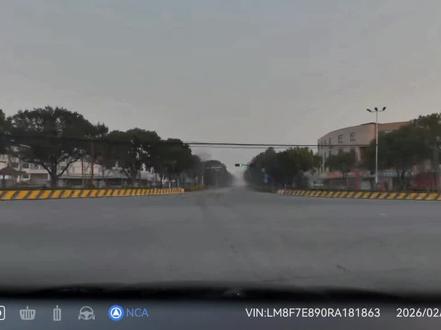 #华为ads高阶智能辅助驾驶 ,更新了4.1,通勤路上的体验就是更类人的驾驶操作,过路口安全情况下不会有突然降速动作,村里小道上对于障碍物,违停车辆的绕行更强了,基本跟人的操作一样。唯一就是中途有躲避一个左侧环卫工人和右侧的电瓶车,智驾已经触发AEB并刹停,为什么我记录仪视频没有显示AEB?华为,你咋回事?#ADS4.1