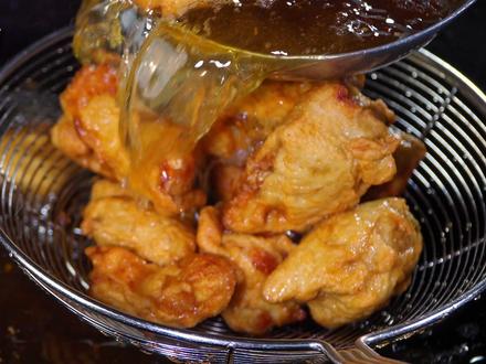 听我的,今天我把干炸鱼块压箱底的绝活全公开,从选料到出锅,每一个细节都讲透,一个技巧都不藏,手把手的教,厨房小白闭眼做都能成,外酥里嫩,咸香入味,放一星期都不变软,年夜饭端上桌,直接碾压所有菜,好吃到舔盘没商量 #青年创作者成长计划 #年夜饭 #春节美食挑战赛轮番开场啦#抖音年味争霸赛