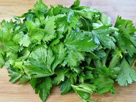 芹菜叶再也不用扔了,教你做一道美食,太好吃了,上桌就光盘