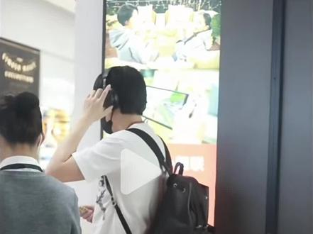 小狗背着双肩包吃着烤肠在机场试耳机🎧#王楚钦