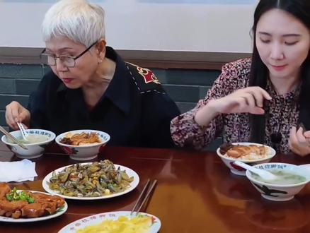 泰国v姐陈映玲近期因助力低成本电影《给阿嬷的情书》逆袭十亿票房而广受关注,被观众称为“人脉姐”和“新时代的南枝”。
泰国v姐:潮汕侨圈的“隐形大佬”
身份背景与核心人脉
陈映玲(泰国v姐)是泰国潮汕籍侨领后代,生于泰国但从小往返中泰,在自媒体平台以“潮汕一米八”自称。其家族背景显赫:父亲陈映霖任泰国澄海同乡会会长,姑父林楚钦为泰国中华总商会主席。作为华商中心执行主任,她日常交往圈涵盖泰国政商高层,包括王室成员、首富家族(如正大集团副总裁)及外交人士,作风亲民务实,常参与基层公益。看了好多她的视频,真是越看越喜欢,越看越圈粉。#泰国潮汕人 #泰国v姐 #给阿嬷的情书 #姥姥的外孙 #泰国华裔