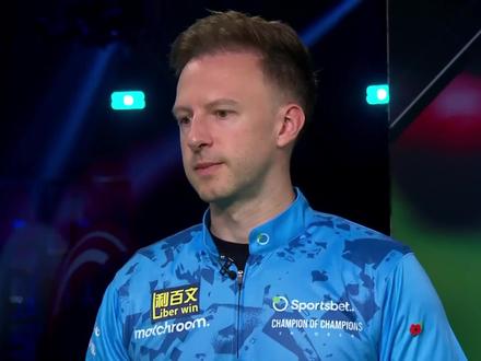 【中字】特鲁姆普冠中冠晋级半决赛后采访 原本不想做了被官博支离破碎断章取义的翻译气到了,虽然我水平也不咋的,但至少能保证不违背原意,总之完整的原采访贴在这里了,尽量保持直译没做任何修饰。直接在剪映里做的所以没有文字版,之后可能会补吧
首先我支持任何不同观点的平和讨论,但请不要单看一句话就开始阴阳怪气甚至辱骂球员。
原采访是问他为什么长时间没拿冠军,他说原因很多,最近训练不够,然后提到袋口变大了,打偏一些也能进(事实上昨晚比赛就有很多挂袋角进的球),所以球员只要状态尚可就不容易失误,谁上手就可能赢下这一局。
所以
1、官博把整段话压缩成“表现低迷是因为袋口变大”实在是一个非常非常烂的概括翻译。首先他是在说拿不到成绩的原因,而非状态低迷的原因,这两者有差别。官博这句话前后矛盾且毫无逻辑很容易误导人,好像小特在说容易进球了反而打不好了似的,但这是两码事。
2、小特的意思是袋口变大的环境下,水平更高的球员反而不容易拿到好成绩,因为袋口紧的时候球员更容易失误,而空心入袋的球员就有优势,但袋口大了更容易进球,这种差距就会被抹平。
3、小特并不是近期唯一说袋口大的球员,近期很多球员抱怨过环境条件,这种问题客观存在。
我对小特的观点不做评价,只是解释他这段话的意思。赞同也好反对也罢还请建立在了解原意的基础上,以及不要一上来就骂人谢谢
#斯诺克 #特鲁姆普