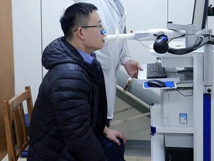 一抑一扬的指导,一呼一吸的配合,让你体验看起来“搞笑”、实则严谨认真的肺功能检查。#医院趣事 #肺功能检查