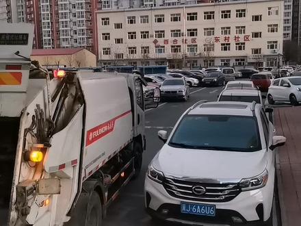 百合家园的大型停车场,驾驶技术不行的千万别进去,