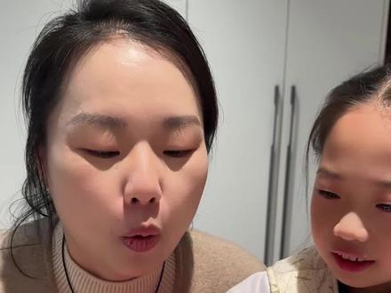 和一一做蛋糕给妈妈过生日。 #vlog日常 #亲子互动 #记录幸福时刻 #仪式感很重要