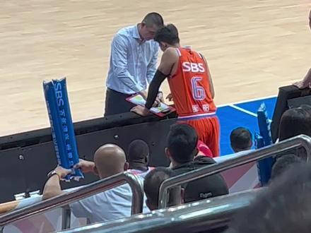 晚上邹阳被骂惨了,大家知道是为啥吗?我是不知道。#篮球🏀 #比赛现场 #福建男篮 #dou来为中国篮球加油 #邹阳