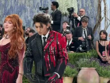 蔡徐坤二登metgala又一次闪耀国际红毯‼️
#蔡徐坤 #metgala #metgala2026