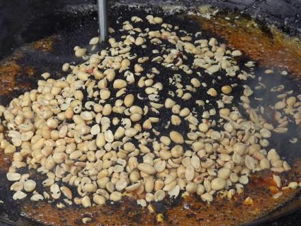 实拍手工制作花生芝麻糖,每一步都很谨慎!看着真舒服#抖音美食 #广西 #花生芝麻糖 #同城美食