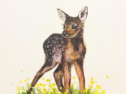 梅花鹿怎么画? #神奇的动物在抖音 #科普 #跟着抖音学画画 快速画只小鹿!梅花鹿因为身上的白色斑点酷似梅花而得名,不过它们到了冬天就成了“没花鹿”了,为了抵御寒冷,梅花鹿全身会长出密而长的冬毛,毛色也会变深,斑点就几乎看不见了!角是雄鹿的身份象征和争偶武器,幼鹿从第二年开始生角,雌鹿只有极少情况下会有小角,大部分情况是不长角的!梅花鹿的自愈能力惊人,骨折后三天就能下地,十天能奔走,二十天恢复如初~再生能力也是超强的,鹿角🫎每年都会脱落并以每日1.2厘米的速度重新生长!一生很少生病,在奔跑中可以骤然停下、回头观望,心肌功能十分强大,估计一辈子都不会得心梗~#画画其实很简单 #水彩