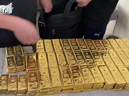 中国人突然开始抢黄金 其实不是因为贪婪 为什么黄金一涨,往往不是好消息
白银和铜为什么会一起被推到台前
巴菲特为什么不买黄金,但很多普通人却必须拥有
历史上黄金暴涨暴跌的真正原因是什么
国家大量囤积黄金,究竟是在防什么
以及,在一个正在失去确定性的世界里,普通人该如何理解“安全”这件事
这不是一条教你买卖的投资视频,
而是一条帮你看清时代信号的视频。
黄金从来不是用来发财的,
它只在一个时候变得极其重要——
当你开始意识到,世界不一定会按照你熟悉的方式继续运行。
如果你最近也在困惑:
“为什么大家突然开始抢黄金?”
“这轮上涨到底意味着什么?”
“我该不该担心?”
那这期视频,值得你完整看完。