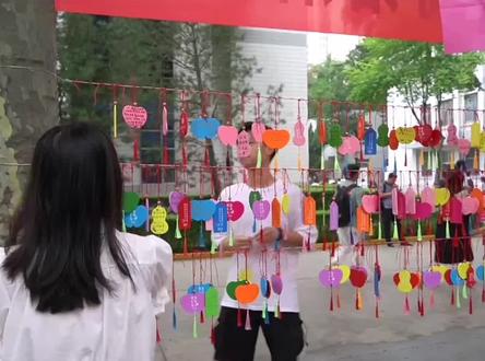 高校为毕业生设留言墙写祝福