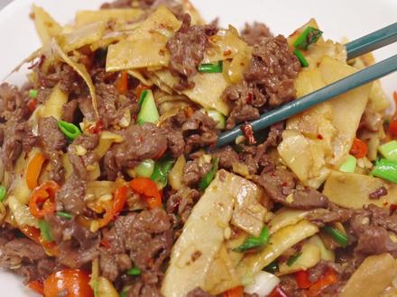 冬天的第一口冬笋你们吃了吗?是炒的腊肉还是跟我一样炒牛肉 #家常菜教程 #郴州美食 #美食制作 #冬笋