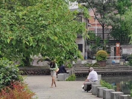 章若楠在江南镇深澳村拍戏