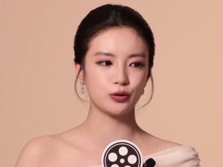 来自张雅钦#张雅钦 的金鸡奖现场快问快答!零帧起手《国色芳华》幼贞县主经典台词,直言最想饰演的角色是“牛马”,希望参与“劳作”综艺,最后大家一同期待下《咸鱼飞升》吧!#金鸡奖