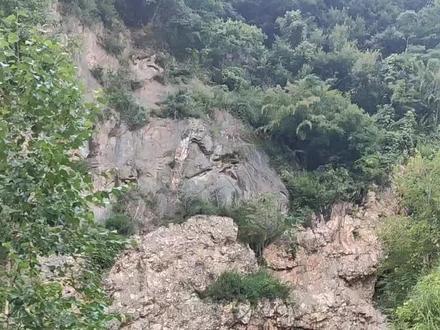 #伟晶岩 #白云母 #钾长石 #绿柱石 #洞穴探秘 秦岭深处一条伟晶岩脉,矿物组合复杂,分带不规律。先后有多个老板投资采矿,有采白云母的,有采绿柱石的,有采钾长石的,最终都赔的底朝天。