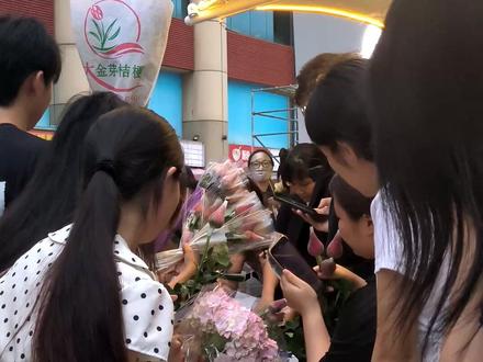 深圳73岁卖花爷爷凌晨露宿街头的视频引发全网关注。爷爷的女儿张女士介绍,老人自2018年起就在深圳卖花,曾靠重体力劳动谋生,如今靠卖花偿还妻子手术欠款。尽管子女多次劝返,老人因感念城市善意执意留下。