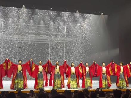 《叹春风》中式美学才是顶级浪漫
谢幕我才明白,我是来看人的,不是来看春风的。