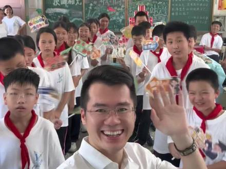 正衣冠、奉六礼,以传统束脩礼致谢六年师恩|束脩礼,谢师恩。始于春秋终于盛夏,今借古人之礼这美好寓意,表达对老师的敬意与感谢,真诚的道一声:老师辛苦了!
小学的班主任是陪伴孩子时间最长的老师,小学老师也是孩子的启蒙老师,从7-12岁,孩子从一个幼稚的脸蛋变成一个青少年,老师就像母亲一样,看着孩子慢慢长大,老师是一个没有任何血缘关系,却是希望孩子能前途似锦的人!小学六年,是孩子奠定基本人生方向的关键年龄段,每一位心有学生的老师都值得收到学生的心意。每一位孩子人生阶段对他有指路明灯作用的老师都值得!#束脩之礼谢师恩 #毕业季 #定格毕业的夏天 #人生第一次毕业 #我们的毕业BGM