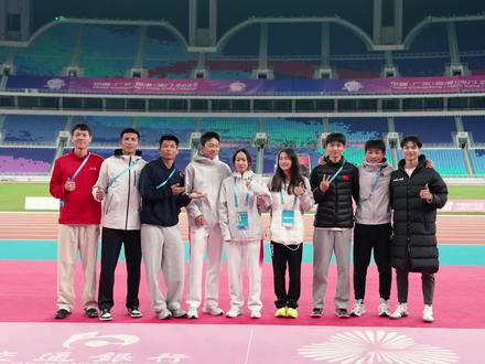 昨天是我在残特奥会田径组志愿服务的最后一天,有幸见证了三对恋人在赛场上许下终生的承诺。
当观众散尽,器材陆续撤离,空旷的场地上,运动员张萌宇向着徐娟单膝跪地,举起戒指。一切都像寻常的求婚流程,直到他抬起双手,开始用手语诉说誓言。那一刻,我的眼泪毫无预兆地涌了出来。原来最深沉的爱,是可以没有声音的。
无声的爱,是他指尖流转的每一个手势,是她听不见却看得懂的羞赧跺脚,是队友们悄悄围拢成圈,将他们护在中央的默契。在徐娟为我们签名时,他习惯性地伸手托住她笔下的工作牌,让她写得稳当。这些细节像无声的溪流,缓缓淌过我的眼睛,直至决堤。当他们看见我哭,连忙比划着“别哭”,徐娟伸手轻轻擦去我的泪水,然后给了我一个很紧很暖的拥抱。那个瞬间,我只恨自己懂得的手语太少,不足以表达心头翻涌的万千感动……
是听障运动员杨春华即将打破全国纪录,冲刺一万米的最后四圈时,最后四圈全力冲刺时,看台上层层掀起的人浪与整齐挥舞的加油棒,那是“无声”的波涛,却托起了最响亮的奔赴。
是视障运动员起跳前,整个场馆保持安静,只为让他更清晰地听见引导员的方向与呼喊。但当他们稳稳落地后,场上爆发出掌声和欢呼声
这里也有着震耳欲聋的声音。
是当视障运动员高俊一万米长跑落后数圈却依然坚持奔跑时,看台上一次次响起的“高俊,加油”声音穿透场馆,他的领跑员在他冲线后稳稳托住体力透支的身体….
是观众席上教练几乎嘶哑的呐喊、是标枪运动员将标枪扔出去时的呐喊、是每当屏幕上出现“全国纪录”和“世界纪录”时,观众们不由自主的欢呼、是我们忘记带加油棒时哪怕手掌已经发热发痛也要把掌声拍到最响……
为什么我的眼中常含泪水,是颁奖台上运动员们相视而笑的泪光、是冲线后许宽田与皮特伍呷那个拥抱、是马悦跑完一万米后跪倒在地的泪水…….
我无法预知片刻的价值,直到这个片刻成为永远。我想我应该记住点什么,于是我落笔…#残特奥会#无声的爱震耳欲聋