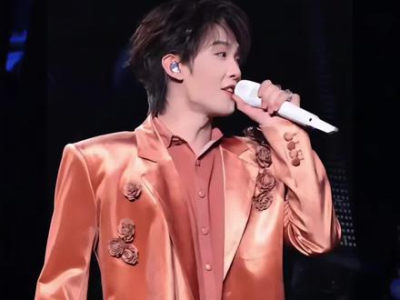 王赫野吉隆坡演唱会现场换衣服,引得台下尖叫连连,他肯定是刷到裤子“起球了”,给自己加个帘子。#王赫野#吉隆坡演唱会